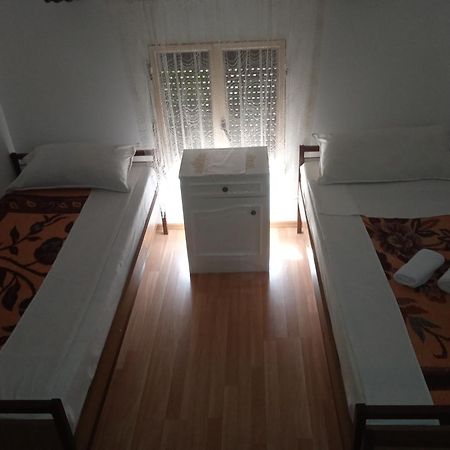 Hostel Vera - Airport Podgorica Mitrovici  Quarto foto